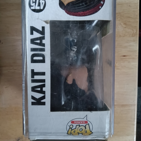 Funko Pop Games Gears of War Kait Diaz & Glass Case - Picture 2 of 4